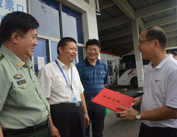 市委书记史济锡“七一”前慰问优秀共产党员吴斌